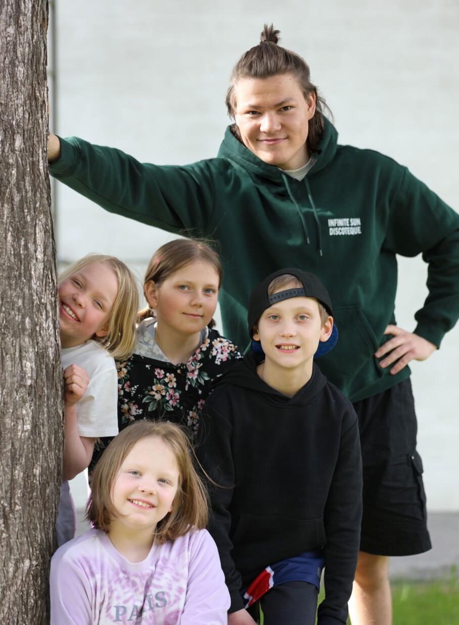 Neljä kerholaista ja ohjaaja.
