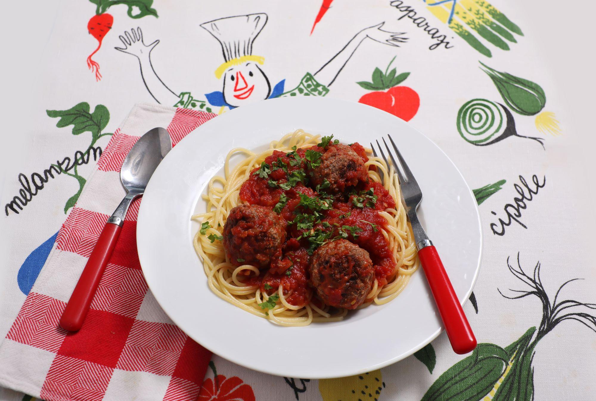 Amerikanitalialainen spagetti, lihapullat tomaattikastikkeessa -  TOP-tehtäväpankki